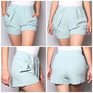 Women’s Mint pleated shorts with Front Pockets